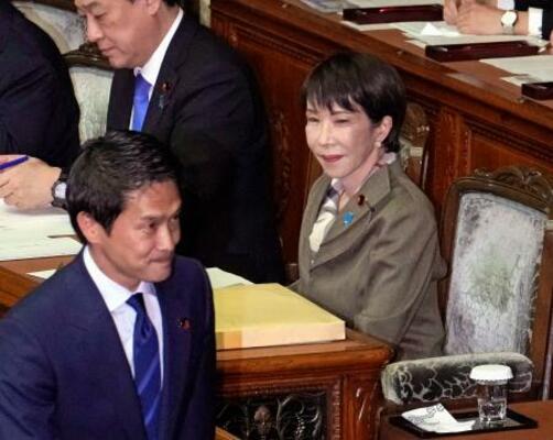 　衆院本会議で、代表質問に臨む中道改革連合の小川代表（手前）と高市首相＝２４日午後