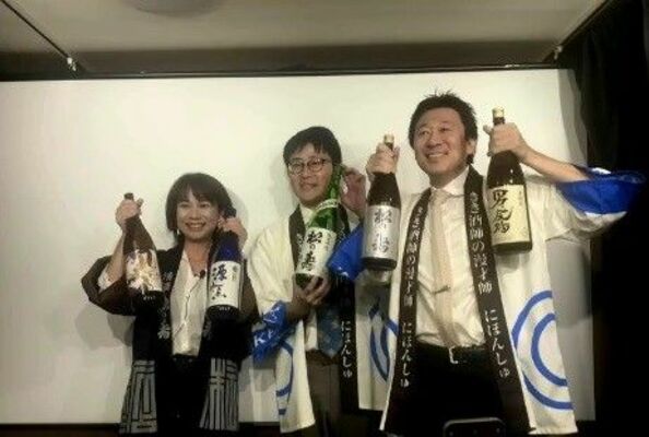 にほんしゅのあさやんさん、北井さんとお笑いライブに出演する松井真知子さん（右から）