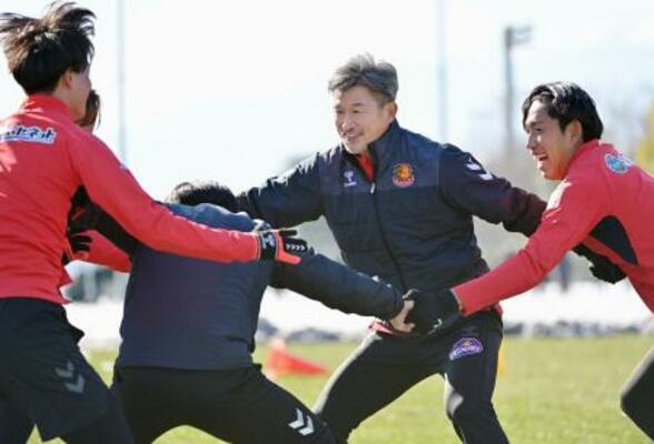 　Ｊ３福島の練習に初参加し、笑顔を見せる三浦知良＝福島市内