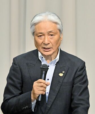 後援会総連合会で、知事選に向けて６選出馬の決意を表明する福田知事＝21日午後５時45分、宇都宮市内