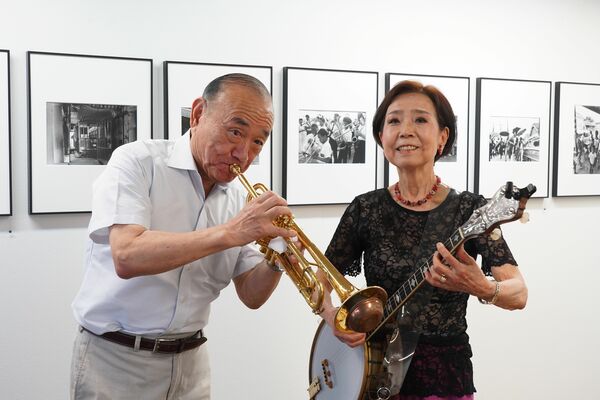 ニューオーリンズで撮影した写真を展示している外山さん夫妻