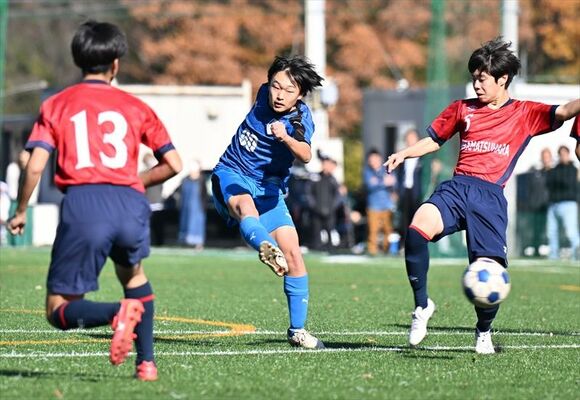 ＦＣ栃木－サウスＵ－14４回戦　前半５分、ＦＣ栃木のＦＷ高田（中央）がシュートを放つ＝ウイングスＳＣ大谷フィールド