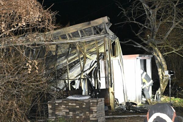 小屋を焼くなどした火災現場＝24日午前４時10分、宇都宮市下砥上町