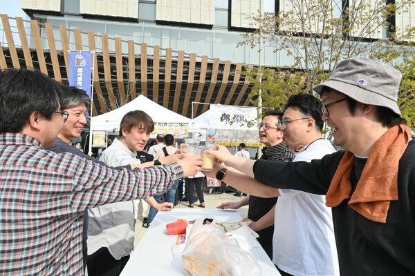 クラフトビールを楽しむ来場者
