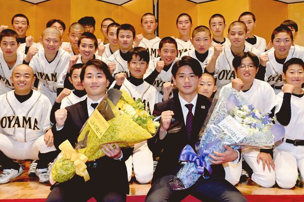 小山ボーイズの選手たちに囲まれ、日本ハムでの活躍を誓う大塚（手前右）と、ＮＰＢの球団の職員に内定した五十畑さん（同左）＝小山グランドホテル