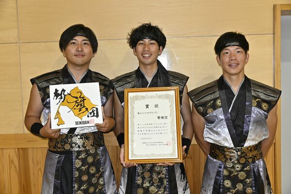大賞を受賞した(左から)伊藤さん、上原さん、川田さん