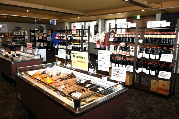 高橋弥次右衛門商店の本社に開設された直売店内＝日光市