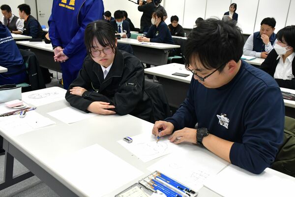 講習会で習った内容を生かして似顔絵を描く参加者ら＝９日午後、県警本部