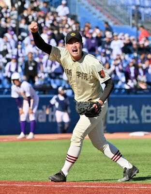 ９回、併殺に仕留めて勝利し、ほえる作新の小川＝神宮球場
