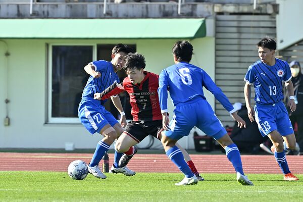 後半2分、矢板中央のMF平野(中央)が相手ディフェンスに囲まれながらもドリブルで切り込む=ゼットエーオリプリスタジアム、広瀬華撮影