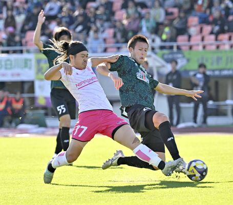前半24分、栃木シティのＦＷ田中パ（左）がゴール前で激しく競り合う＝岐阜市の岐阜メモリアルセンター長良川競技場、広瀬華撮影
