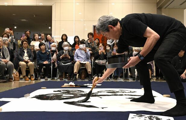 大胆な筆さばきを披露する日賀野さん