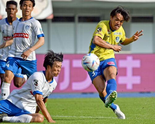 前半29分、ゴール左隅にミドルを突き刺す栃木ＳＣのＤＦ黒崎＝カンセキスタジアムとちぎ