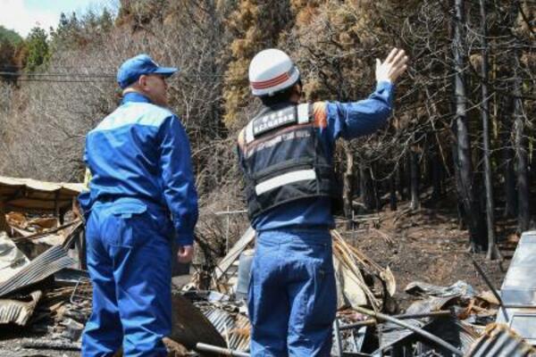　山林火災の現場を確認する岩手県大槌町の平野公三町長（左）＝２日午前、大槌町