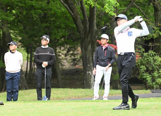 予選通過を目指し、熱戦を展開する出場者たち＝西那須野ＣＣ