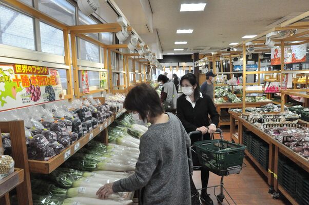 新鮮な地元産農産物などが並ぶ直売所