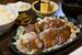 特製のタレが輝き、食欲を増幅させるトンテキ
