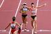　女子２０キロ競歩　３位でゴールする藤井菜々子（右）＝国立競技場
