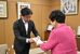 大川市長（右）に目録を手渡す江部執行役員