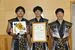 大賞を受賞した(左から)伊藤さん、上原さん、川田さん