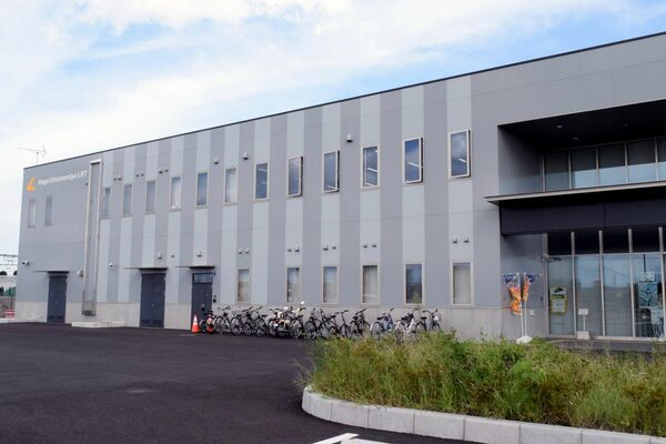 宇都宮ライトレール社の車両基地。入り口に謎ポスターが設置されている