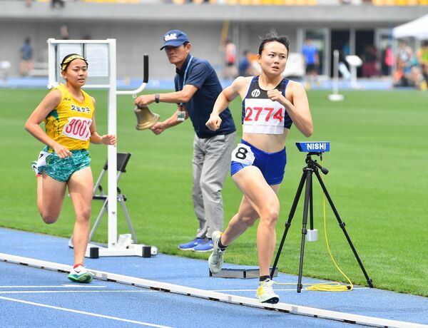 女子８００メートル決勝　残り４００メートルでペースを上げ、優勝を決めた長島結衣（順大）。左は２位に入った妹の彩音（文星女高）＝カンセキスタジアムとちぎ