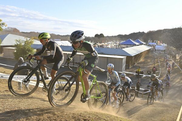 砂ぼこりをあげながら、急斜面を登る選手たち＝６日午後３時、宇都宮市新里町