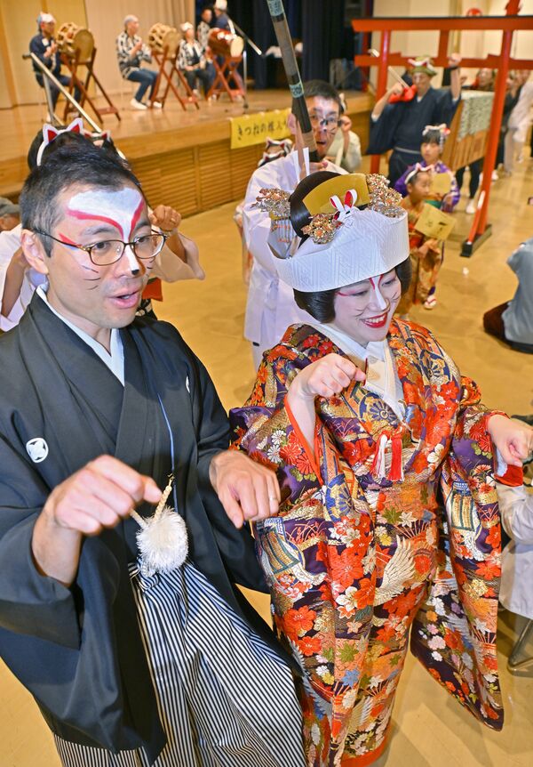 キツネの化粧をした花嫁と花婿=26日午後1時10分、さくら市喜連川