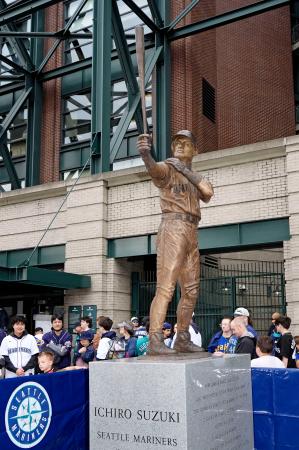 イチローさん、引退試合前日のシアトル地元新聞記事 イチローさん銅像が完成 シアトルの本拠地で除幕式｜全国のニュース
