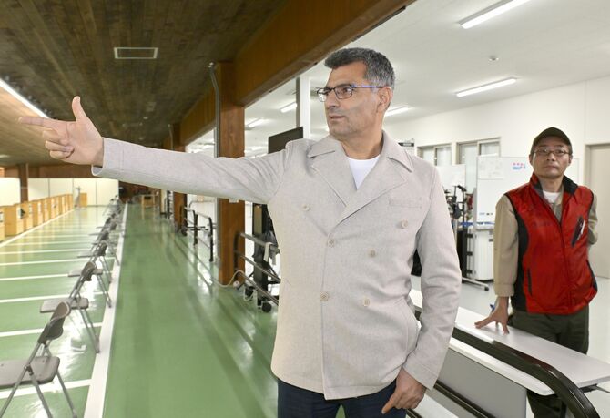 ポーズを決めるディケチ選手＝６日午後５時35分、宇都宮市新里町