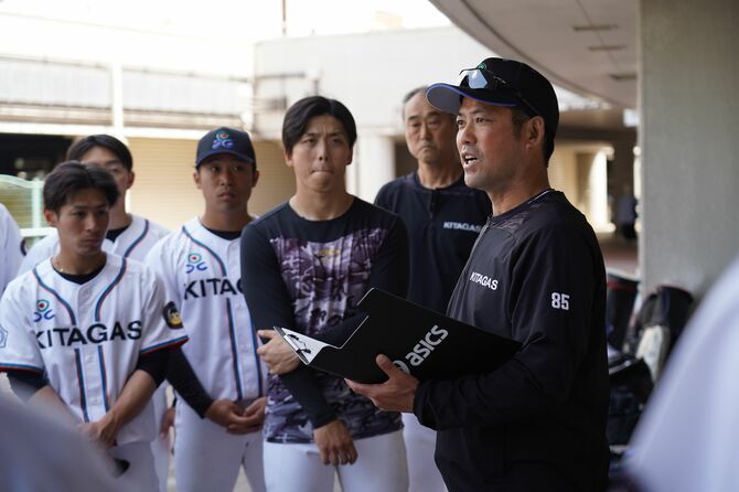 ミーティングで選手たちに説明する工藤さん（右）