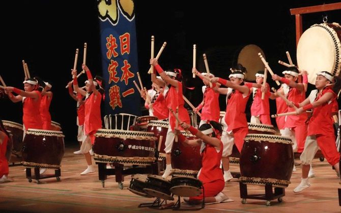 昨年12月「太鼓祭 第10回日本一決定戦・組太鼓ジュニアの部」で日本一を勝ち取った演技。