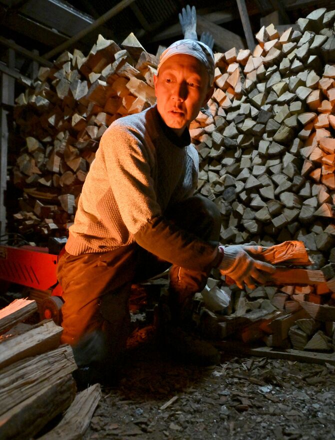 登り窯から照り返す炎で佐藤さんの顔が赤く染まる＝４月23日午後７時、益子町上大羽、河野光吉撮影