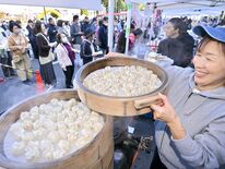 食べ比べに行列、鹿沼で「シウマイ博覧会」　320個を一度に蒸し上げ歓声