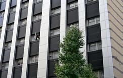 ホテルから３０代男性が転落か