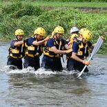 プールとは違う…実際の川で救助実践　佐野・秋山川で消防と警察が合同訓練