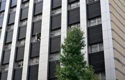 ホテルから３４歳男性転落か