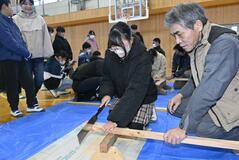 出張授業、大工仕事学ぶ