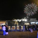 汽笛に合わせてライトアップ　点灯式では花火も　東武鉄道鬼怒川線沿線で来年２月末までイルミネーション