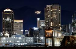 神戸の夜に「１・１７」点灯