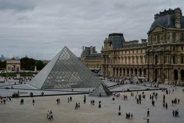 仏ルーブル美術館に強盗