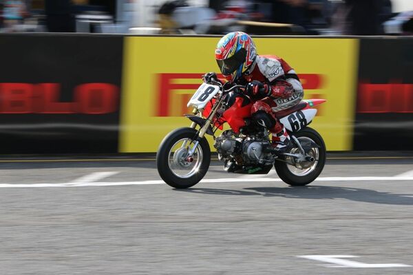 優勝トロフィーを手にする吉村君