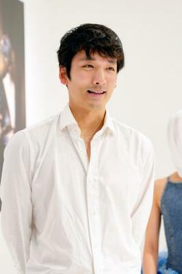 　記者の質問に答える堀内将平さん＝東京都渋谷区