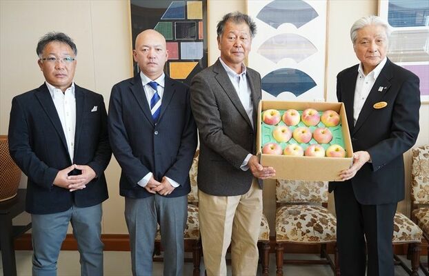 福田知事（右端）に矢板市産のリンゴを手渡す荒井部会長（右から２人目）＝31日午前、県庁