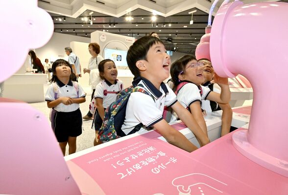 人体の仕組みを笑顔で学ぶ子供たち＝３日午前10時30分、宇都宮市西川田町