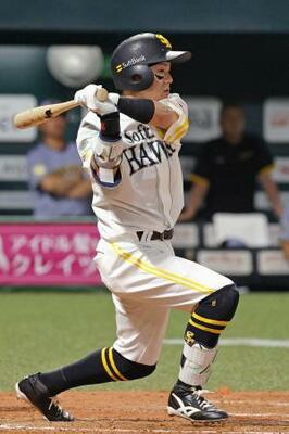 　７回ソフトバンク２死二塁、牧原大が右前に決勝打を放つ＝みずほペイペイドーム