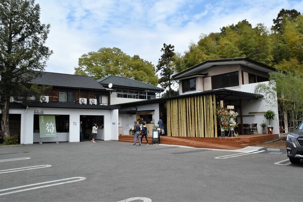 オープンした「若竹の杜カフェ＆レストラン」（右側）＝宇都宮市