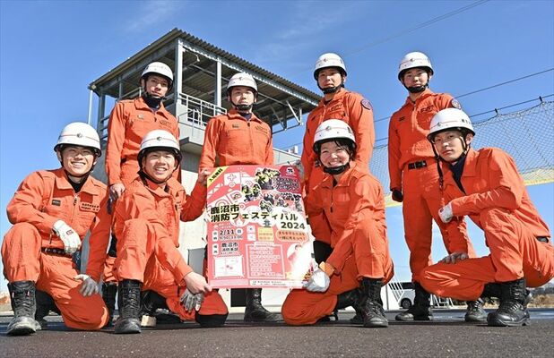 ４種の訓練競技を披露する消防署員たち