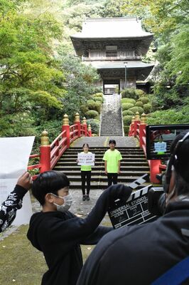 雲巌寺で動画を撮影する須賀川小の児童ら