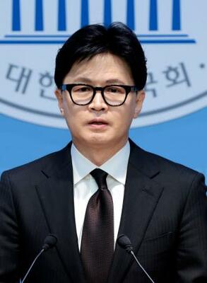 記者会見する韓国の保守系最大野党「国民の力」の韓東勲前代表=29日、ソウル(共同)